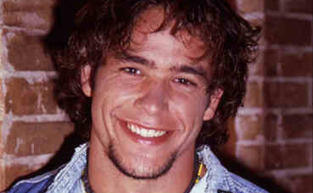Iván Hermés canta en la calle Iván Hermés, de actuar en 'Al salir de clase' a cantar en la